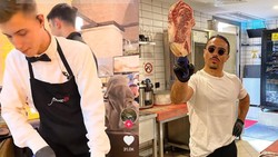 Chef Resto Salt Bae Jatuhkan Steak Mahal ke Lantai, Videonya Viral!