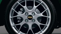 Pada area kaki-kaki terpasang satu set roda tempa BBS 16 inci. Foto: Daihatsu