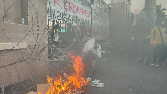 Demo depan DPR memanas, massa bakar sampah