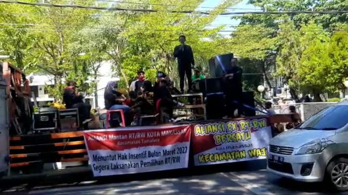 Demo eks RT/RW Makassar di Balai Kota.