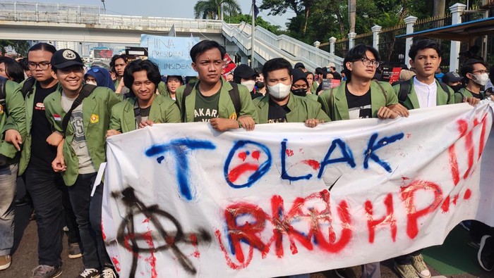 Demonstrasi mahasiswa menolak RKUHP di depan DPR (Rizky-detikcom)