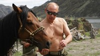 Para petinggi negara G7 mengolok-olok gaya Putin yang kerap bertelanjang dada. Hal ini berawal saat Perdana Menteri Inggris Boris Johnson bertanya kepada para pemimpin negara yang lain untuk bisa melepas jaketnya karena panas saat KTT di Jerman, Minggu, (26/6/2022). Boris pun menambahkan bahwa kita harus lebih tangguh dari Putin. AP/Alexei Druzhinin