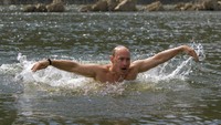 Putin memang kerap memunculkan citra tangguhnya dengan bertelanjang dada. Putin berenang saat bepergian di pegunungan wilayah Siberia Tyva (juga disebut sebagai Tuva), Rusia, selama liburan singkatnya. AP/Alexei Druzhinin