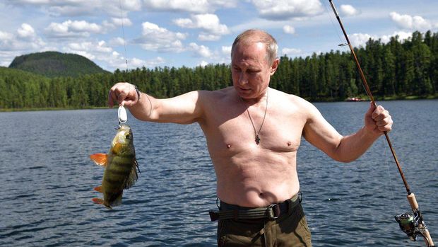 Deretan Gaya Putin Saat Bertelanjang Dada, Berkuda hingga Berburu In this photo released by Kremlin press service on Saturday, Aug. 5, 2017, Russian President Vladimir Putin holds a fish he caught while fishing during a mini-break in the Siberian Tyva region, a few days ago. (Alexei Nikolsky/Sputnik, Kremlin Pool Photo via AP)