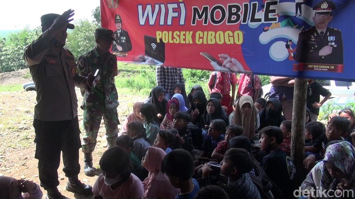 Desa Cibalandong daerah terpelosok di Subang yang sulit akses internet.