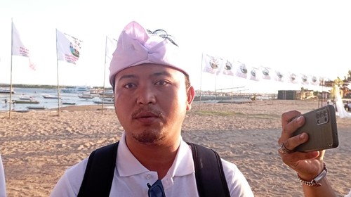 Direktur Eksekutif Walhi Bali Made Krisna Dinata saat ditemui wartawan di Pantai Mertasari, Desa Sanur Kauh, Denpasar, Selasa (28/6/2022).
