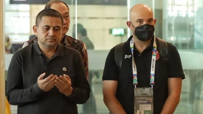 Dirut PSM Makassar Munafri Arifuddin dan Pelatih Bernardo Tavares berdoa bersama sebelum pertandingan melawan Tampines Rovers.