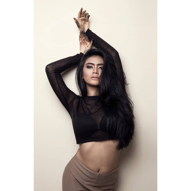 Untuk sebuah pemotretan, ia difoto dalam balutan crop top hitam lengan panjang yang mengekspos bagian perut. Bajunya dipadukan debgab bawahan berwarna nude. (Foto: Instagram/@about.joiced)