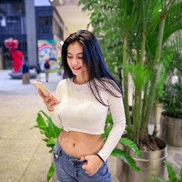 Baju crop juga menemani penampilan perempuan bernama lengkap Joice Challista ini saat hang-out di mal. (Foto: Instagram/@about.joice)