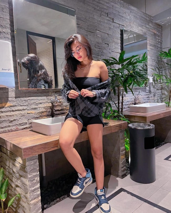 Nama DJ Joice sedang jadi sorotan setelah polisi menangkapnya atas kasus pemakaian narkoba. Sosoknya cukup tenar di Instagram dengan pengikut yang mencapai ratusan ribu. Unggahannya ramai dengan foto-foto yang memperlihatkan dia bergaya seksi.  (Foto: Instagram/@about.joice)