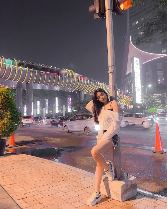 DJ Joice jadi tersangka kasus penyalahgunaan narkotika jenis sabu bersama tiga orang lainnya. Wakasat Narkoba Polres Metro Jakarta Selatan AKP Billy Gustiano Barman menjelaskan, DJ Joice mengaku memakai barang haram tersebut demi mendapat ketenangan dan perasaan bahagia. Itu menurut keterangan tersangka dia dapat ketenangan, kepuasan dan perasaan bahagia, ungkapnya. (Foto: Instagram/@about.joice)