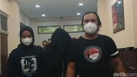 Foto: DJ Joice yang bernama asli Anisa Choerunnisa ditangkap di sebuah rumah kos di Jalan Kemang Utara, Mampang Prapatan, Jaksel (Karin NS/detikcom)