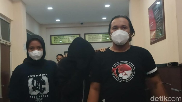 DJ Joice bersama ketiga rekan ditetapkan sebagai tersangka terkait kasus penyalahgunaan narkoba jenis sabu. Dia mengaku menggunakan sabu sejak 2018 untuk kepuasan. (Karin NS/detikcom) DJ Joice bersama ketiga rekan ditetapkan sebagai tersangka terkait kasus penyalahgunaan narkoba jenis sabu. Dia mengaku menggunakan sabu sejak 2018 untuk kepuasan. (Karin NS/detikcom)