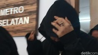 Di lokasi tersebut, Joice didapati tengah mengkonsumsi sabu bersama ketiga orang lainnya. Tiga orang lainnya ialah pria berinisial IS (26) serta 2 perempuan berinisial FA (31) dan N (26) (Karin NS/detikcom)