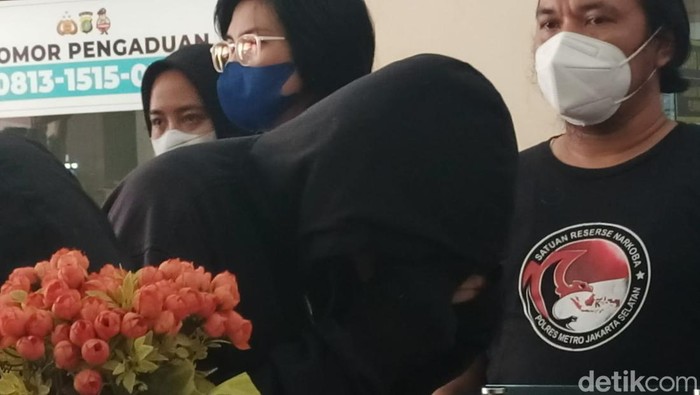 DJ Joice bersama ketiga rekan ditetapkan sebagai tersangka terkait kasus penyalahgunaan narkoba jenis sabu. Dia mengaku menggunakan sabu sejak 2018 untuk kepuasan. (Karin NS/detikcom)