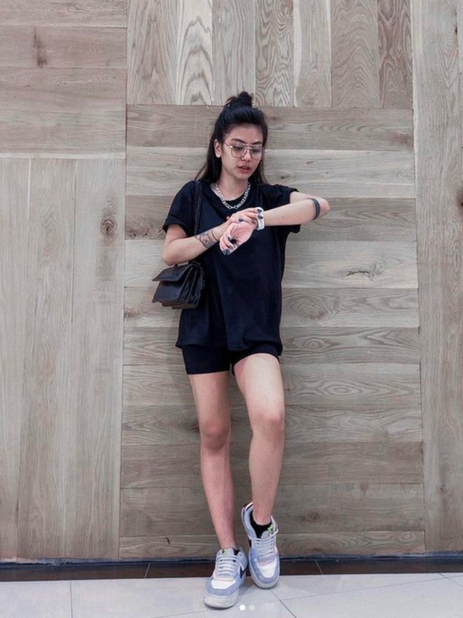 Sneakers juga menjadi bagian penting dari penampilannya. Koleksinya didominasi berbagai jenis sneakers Air Jordan. (Foto: Instagram/@about.joice)
