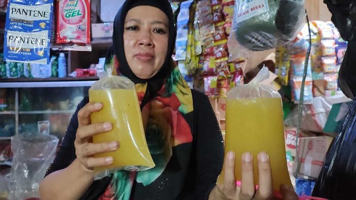 Entin Kartini memperlihatkan minyak goreng curah.