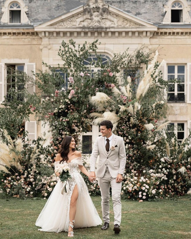 Inilah momen bahagia Harry Maguire dan Fern Hawkins saat menikah. Pesta pernikahan bek Manchester United ini digelar di Chateau de Varennes, Prancis dengan tamu undangan hanya berjumlah 30 orang. Foto: Instagram @_fernhawkins