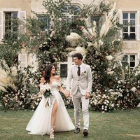 Inilah momen bahagia Harry Maguire dan Fern Hawkins saat menikah. Pesta pernikahan bek Manchester United ini digelar di Chateau de Varennes, Prancis dengan tamu undangan hanya berjumlah 30 orang. Foto: Instagram @_fernhawkins