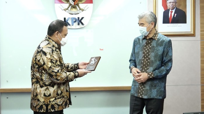 Ketua KPK Firli Bahuri bersama Dubes AS untuk Indonesia HE Sung Y Kim saat penyerahan uang USD 5,9 juta terkait kasus e-KTP, di Gedung Merah Putih KPK, Kuningan, Jakarta Selatan, Senin (27/6/2022).