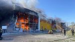Foto: Detik-detik Mal di Ukraina Terbakar Usai Dihantam Rudal Rusia