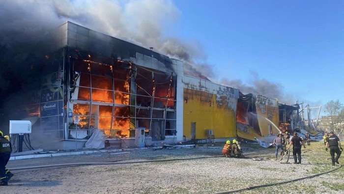 Foto: Detik-detik Mal di Ukraina Terbakar Usai Dihantam Rudal Rusia Pusat perbelanjaan di Kremenchuk, Ukraina, dihantam rudal Rusia. Tak hanya menghancurkan bangunan mal, sebanyak 16 orang dilaporkan tewas akibat serangan itu.