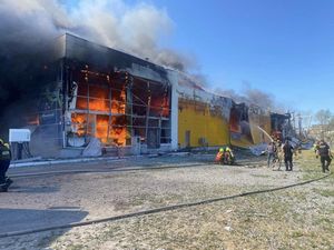 Rekaman CCTV saat Roket Rusia Hantam Mal di Kremenchuk Ukraina