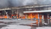 Menurut para saksi, serangan rudal tersebut menyebabkan kebakaran besar dan membuat kepulan asap hitam membubung ke langit. Press service of the State Emergency Service of Ukraine/Handout via REUTERS.