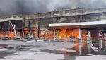 Foto: Detik-detik Mal di Ukraina Terbakar Usai Dihantam Rudal Rusia
