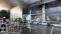 Kepala layanan darurat Ukraina mengatakan pada Selasa (28/6) pagi, serangan rudal di sebuah pusat perbelanjaan di pusat kota Kremenchuk tersebut telah meningkat menjadi 16 orang tewas dan 59 terluka. Press service of the State Emergency Service of Ukraine/Handout via REUTERS.