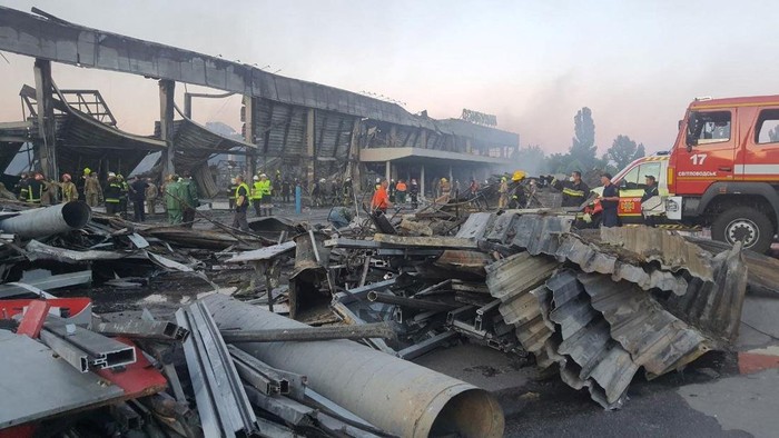 Pusat perbelanjaan di Kremenchuk, Ukraina, dihantam rudal Rusia. Tak hanya menghancurkan bangunan mal, sebanyak 16 orang dilaporkan tewas akibat serangan itu.