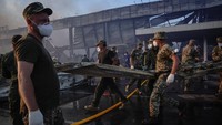 Kementerian Pertahanan Ukraina mengatakan serangan itu sengaja dilakukan bertepatan dengan jam tersibuk mal dan menyebabkan jumlah korban maksimum. REUTERS/Anna Voitenko.