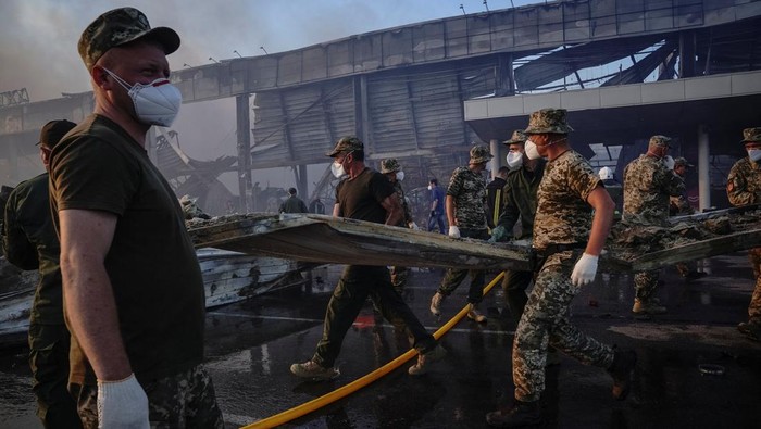 Pusat perbelanjaan di Kremenchuk, Ukraina, dihantam rudal Rusia. Tak hanya menghancurkan bangunan mal, sebanyak 16 orang dilaporkan tewas akibat serangan itu.