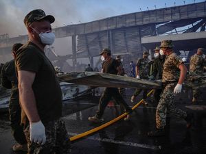 Zelensky Minta PBB Kunjungi Lokasi Mal yang Dirudal Rusia