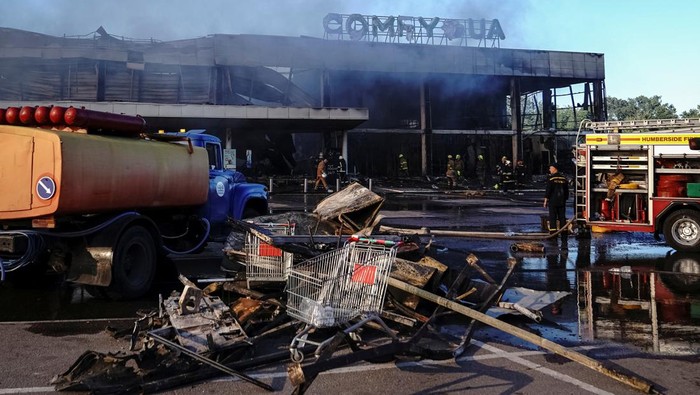 Pusat perbelanjaan di Kremenchuk, Ukraina, dihantam rudal Rusia. Tak hanya menghancurkan bangunan mal, sebanyak 16 orang dilaporkan tewas akibat serangan itu.