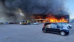 Foto: Detik-detik Mal di Ukraina Terbakar Usai Dihantam Rudal Rusia