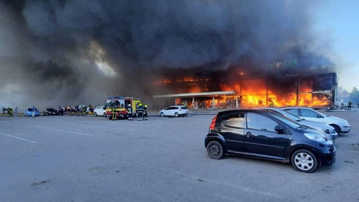 Foto: Detik-detik Mal di Ukraina Terbakar Usai Dihantam Rudal Rusia Pusat perbelanjaan di Kremenchuk, Ukraina, dihantam rudal Rusia. Tak hanya menghancurkan bangunan mal, sebanyak 16 orang dilaporkan tewas akibat serangan itu.