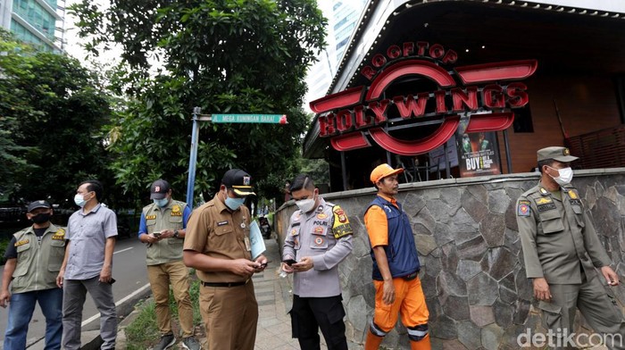 Satpol PP DKI Jakarta menyegel 12 outlet Holywings di wilayah Jakarta. Salah satunya adalah outlet Holywings Mega Kuningan. Ini fotonya.
