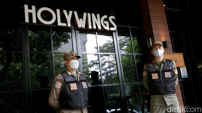 Satpol PP DKI Jakarta menyegel 12 outlet Holywings di wilayah Jakarta. Salah satunya adalah outlet Holywings Mega Kuningan. Ini fotonya.