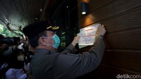 Sebelumnya, Pemerintah Provinsi DKI Jakarta mencabut izin usaha semua outlet Holywings yang ada di Jakarta. Pencabutan izin dilakukan oleh Dinas Penanaman Modal dan Pelayanan Terpadu Satu Pintu (DPMPTSP) Provinsi DKI Jakarta.