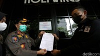 Pencopotan dilakukan berdasarkan rekomendasi dan temuan pelanggaran dari dua Organisasi Perangkat Daerah (OPD), yakni Dinas Pariwisata dan Ekonomi Kreatif (Disparekraf) Provinsi DKI Jakarta serta Dinas Perindustrian, Perdagangan, Koperasi, dan UKM (DPPKUKM) Provinsi DKI Jakarta. Total ada 12 outlet Holywings di Jakarta yang izinnya dicabut.