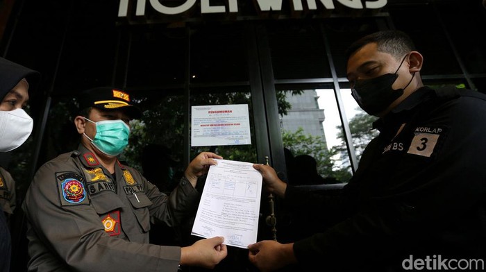 Satpol PP DKI Jakarta menyegel 12 outlet Holywings di wilayah Jakarta. Salah satunya adalah outlet Holywings Mega Kuningan. Ini fotonya.