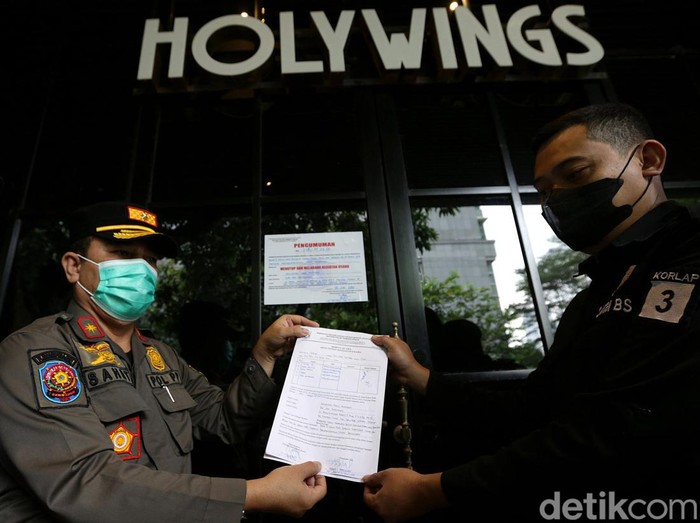 Satpol PP DKI Jakarta menyegel 12 outlet Holywings di wilayah Jakarta. Salah satunya adalah outlet Holywings Mega Kuningan. Ini fotonya.