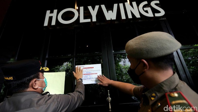 Satpol PP DKI Jakarta menyegel 12 outlet Holywings di wilayah Jakarta. Salah satunya adalah outlet Holywings Mega Kuningan. Ini fotonya.