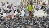 Selain ramai beribadah di Masjidil Haram, para jemaah calon haji juga meramaikan jalan-jalan di Mekkah.  
