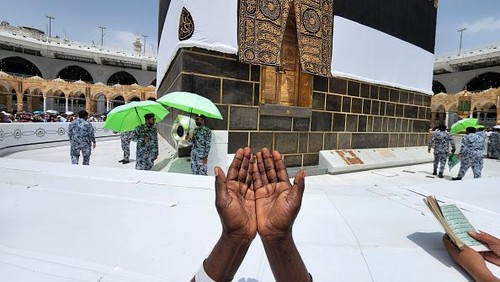 MECCA, SAUDI ARABIA - JUNE 22: Muslims, who came to the holy lands from all over the world, start their worship to fulfill the Hajj pilgrimage in Mecca, Saudi Arabia on June 22, 2022. Thousands of prospective pilgrims circumambulated and prayed in the Kaaba. (Photo by Ashraf Amra/Anadolu Agency via Getty Images)