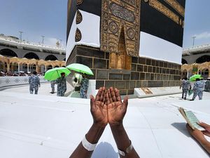 Doa Ketika Melihat Kabah Arab, Latin, dan Artinya