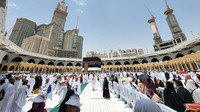 Ribuan jemaah calon haji mengelilingi dan melaksanakan salat di area sekitar Kabah.  