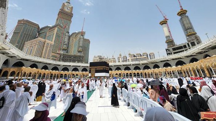 MECCA, SAUDI ARABIA - JUNE 22: Muslims, who came to the holy lands from all over the world, start their worship to fulfill the Hajj pilgrimage in Mecca, Saudi Arabia on June 22, 2022. Thousands of prospective pilgrims circumambulated and prayed in the Kaaba. (Photo by Ashraf Amra/Anadolu Agency via Getty Images)
