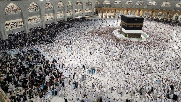 Foto-foto Suasana Mekkah yang Ramai Calon Jemaah Haji MECCA, SAUDI ARABIA - JUNE 26: Muslims, who came to the holy lands from all over the world, continue their worship to fulfill the Hajj pilgrimage in Mecca, Saudi Arabia on June 26, 2022. Prospective pilgrims who performed the prayer at the Masjid al-Haram, circumambulated and prayed in the Kaaba. (Photo by Ashraf Amra/Anadolu Agency via Getty Images)